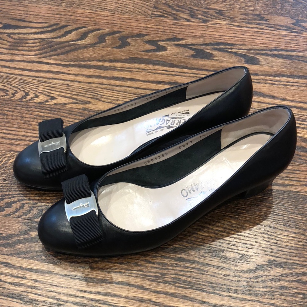 Salvatore Ferragamo Vara size 7.5